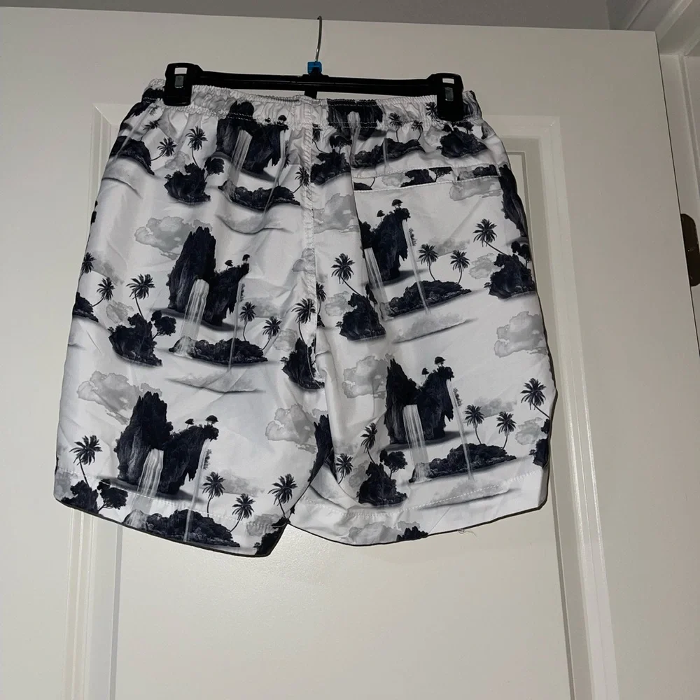H&M waterfall swim shorts 🌊 - Picture 3 of 4